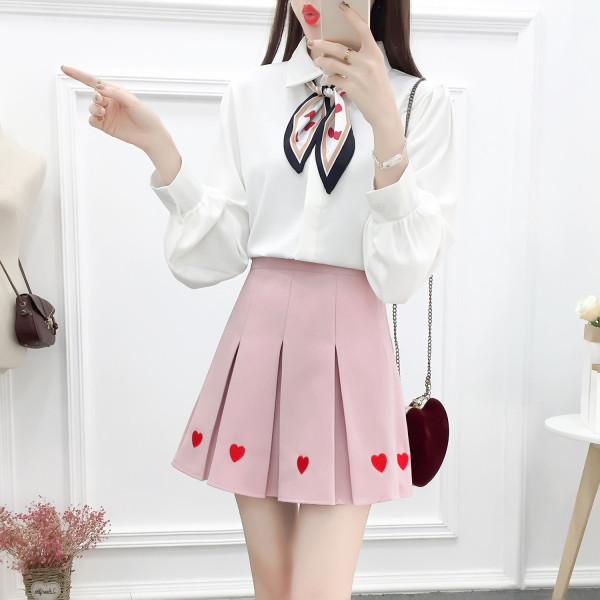 Naiste vabaaja komplekt klassikalise krae ja plisseeritud seelikuga