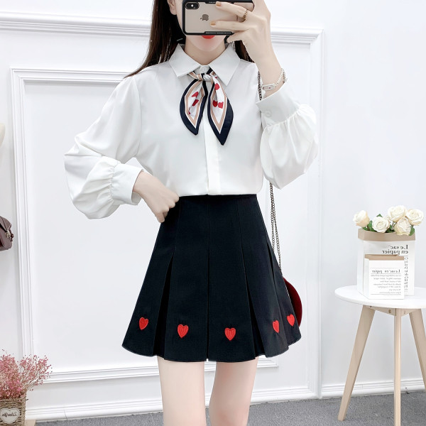 Naiste vabaaja komplekt klassikalise krae ja plisseeritud seelikuga