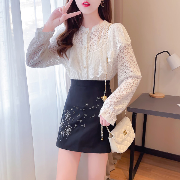 Aktuelan ženski komplet košulja i kratka suknja