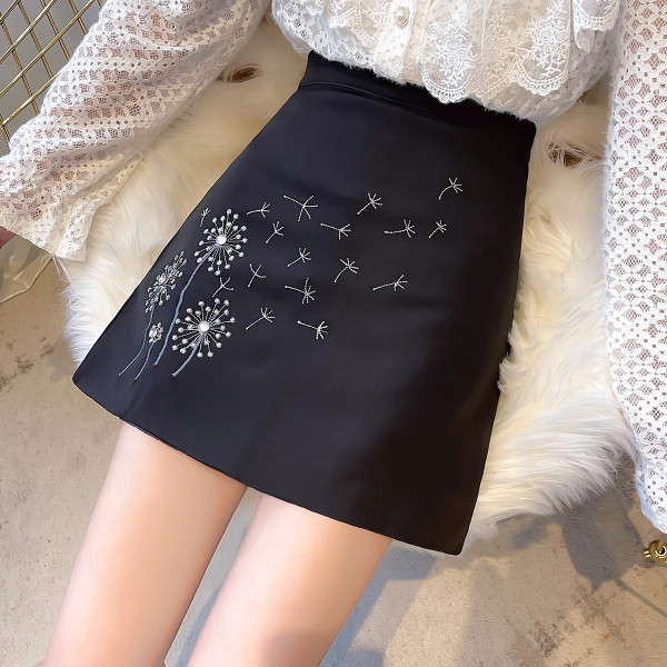 Aktuelan ženski komplet košulja i kratka suknja