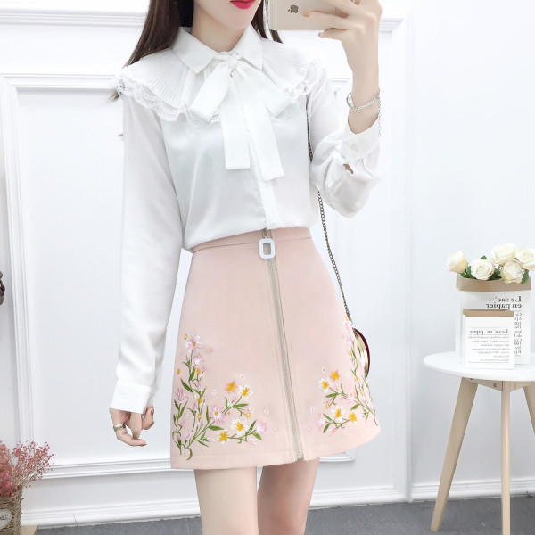 Νέο μοντέλο γυναικείο σετ  που περιλαμβάνει πουκάμισο και φούστα με κέντημα