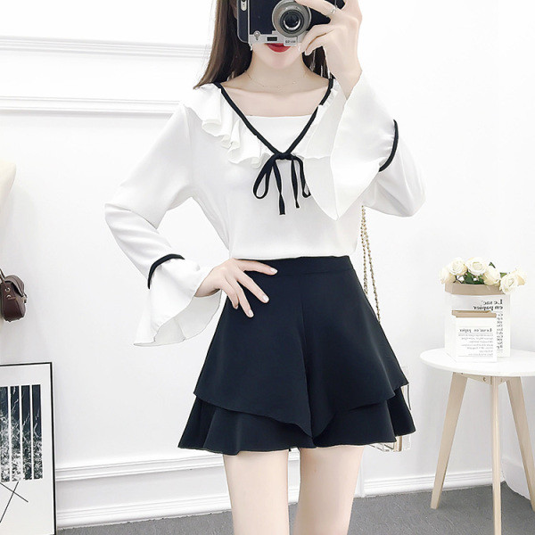 Naiste vabaaja komplekt kaheosalisest lootosevarrukate ja väljalõigatud seelikuga pluusist