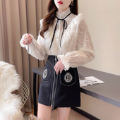 Novi model proljetnog kompleta čipkane košulje i suknje sa patentnim zatvaračem