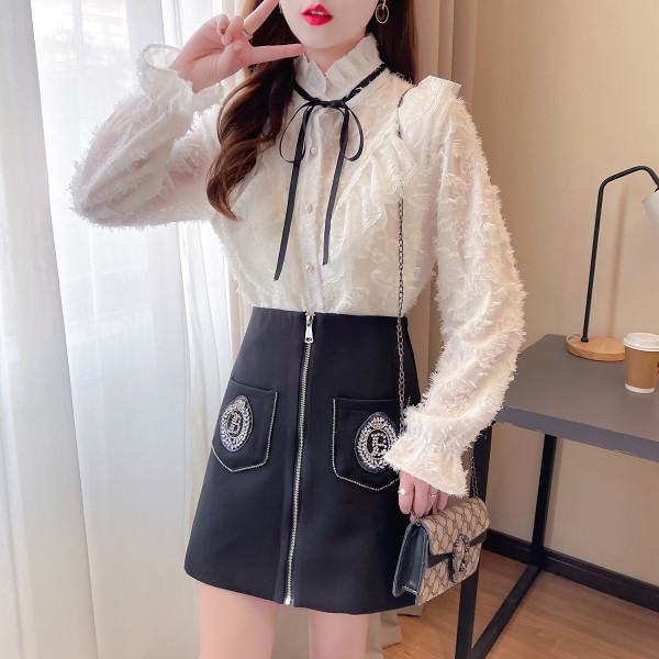 Novi model proljetnog kompleta čipkane košulje i suknje sa patentnim zatvaračem