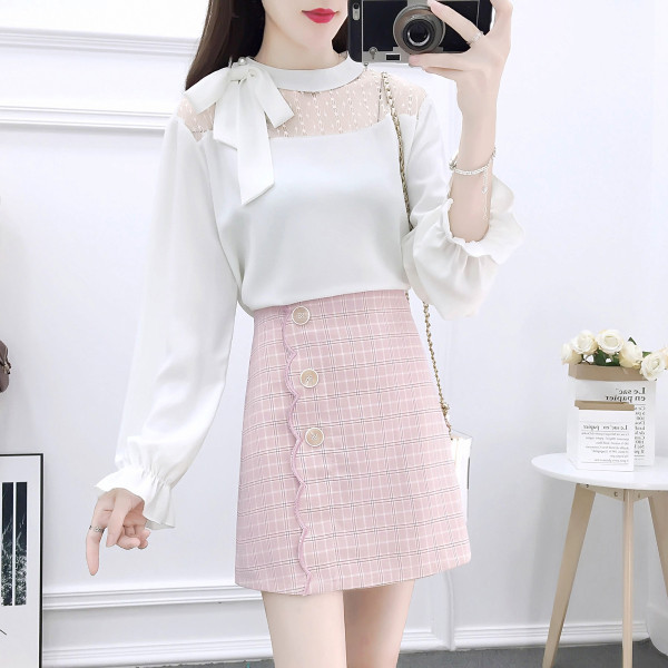 Naiste kaheosaline komplekt, mis sisaldab särki ja kõrge vöökohaga seelikut