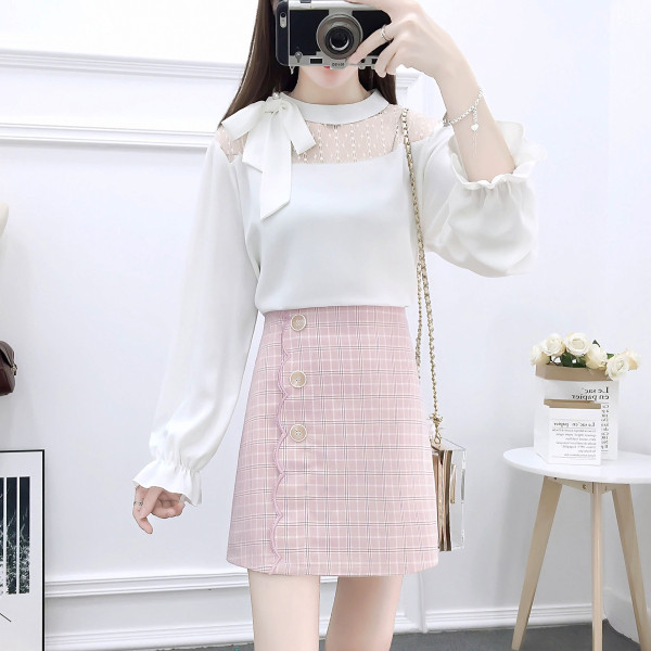 Naiste kaheosaline komplekt, mis sisaldab särki ja kõrge vöökohaga seelikut