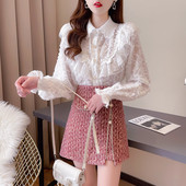 Moderan set od čipkaste košulje i suknje s biserima