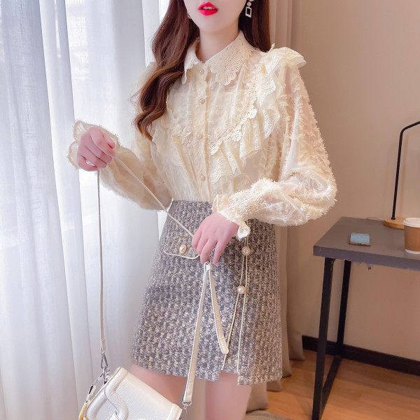 Moderan set od čipkaste košulje i suknje s biserima