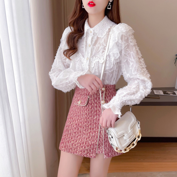 Moderan set od čipkaste košulje i suknje s biserima