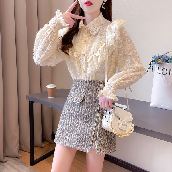 Moderan set od čipkaste košulje i suknje s biserima