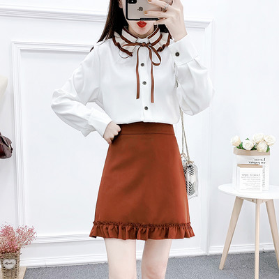 Μοντέρνα γυναικεία σετ φούστα και πουκάμισο με χαμηλό γιακά και κορδόνια