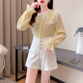 Moodne naiste komplekt kahest osast - särk ja lühikesed püksid