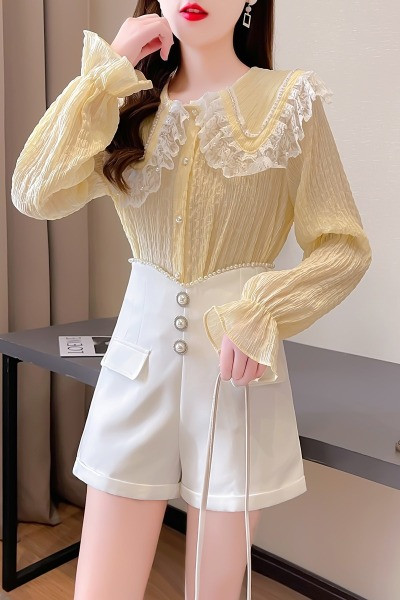 Moodne naiste komplekt kahest osast - särk ja lühikesed püksid