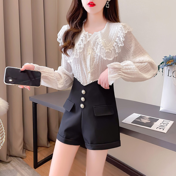 Moodne naiste komplekt kahest osast - särk ja lühikesed püksid