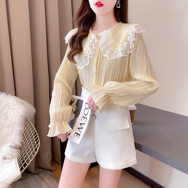 Moodne naiste komplekt kahest osast - särk ja lühikesed püksid