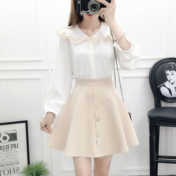 Moderan ženski komplet od dva dijela košulje s okruglim izrezom i izrezane suknje