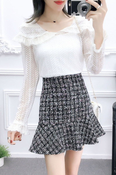 Naiste vabaaja komplekt kaheosalisest väljalõigatud seelikust ja ümara kaelusega pluusist