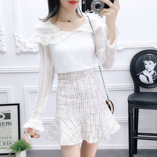 Naiste vabaaja komplekt kaheosalisest väljalõigatud seelikust ja ümara kaelusega pluusist