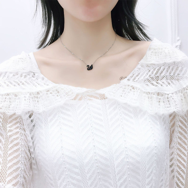 Naiste vabaaja komplekt kaheosalisest väljalõigatud seelikust ja ümara kaelusega pluusist