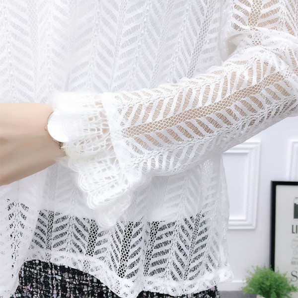 Naiste vabaaja komplekt kaheosalisest väljalõigatud seelikust ja ümara kaelusega pluusist