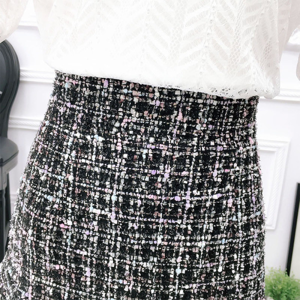 Naiste vabaaja komplekt kaheosalisest väljalõigatud seelikust ja ümara kaelusega pluusist