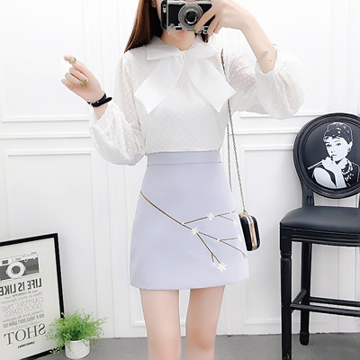 Moodne naiste komplekt kõrge vöökohaga seelikust ja paelaga särgist