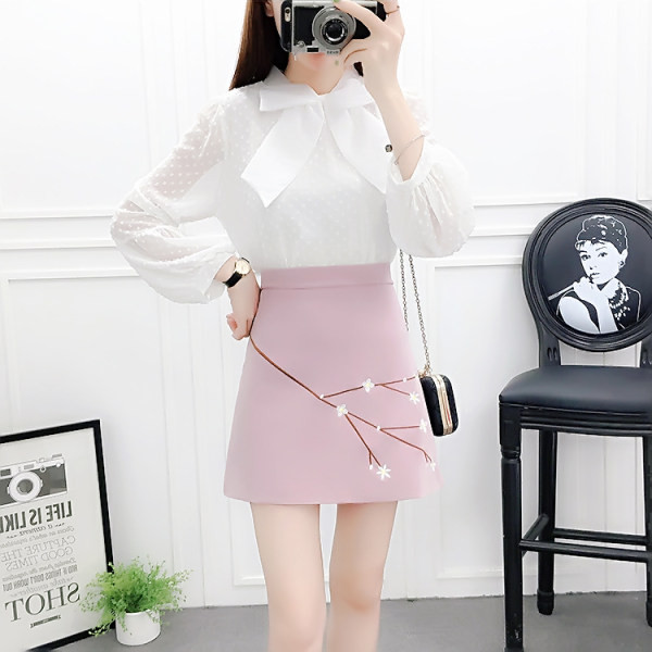 Moodne naiste komplekt kõrge vöökohaga seelikust ja paelaga särgist