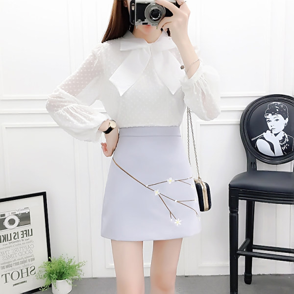 Moodne naiste komplekt kõrge vöökohaga seelikust ja paelaga särgist