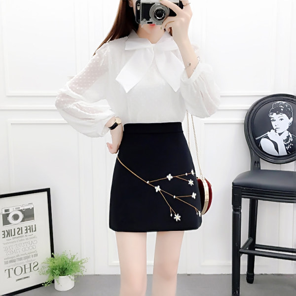 Moodne naiste komplekt kõrge vöökohaga seelikust ja paelaga särgist