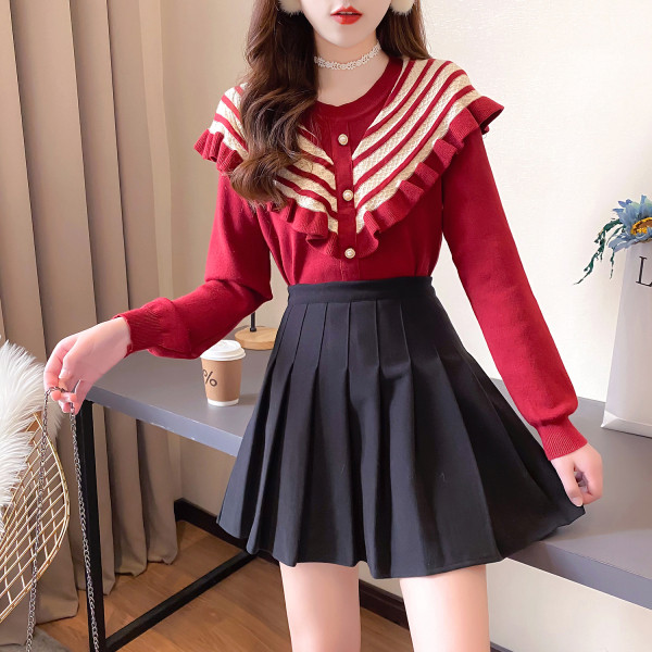 Тънък пуловер с копчета и къдри