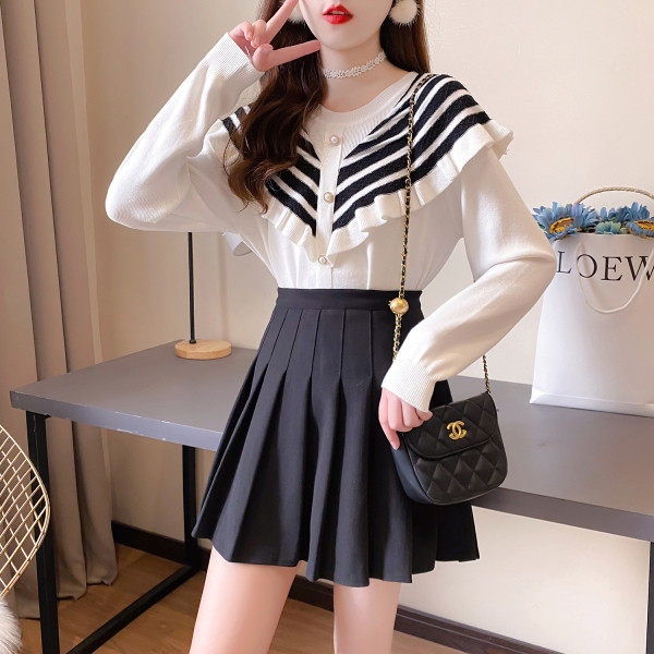 Тънък пуловер с копчета и къдри