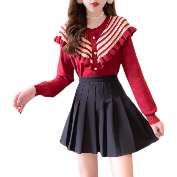 Тънък пуловер с копчета и къдри