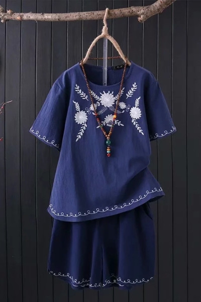 Γυναικείο casual κοστούμι κατάλληλο για το καλοκαίρι σε μπλε και άσπρο χρώμα