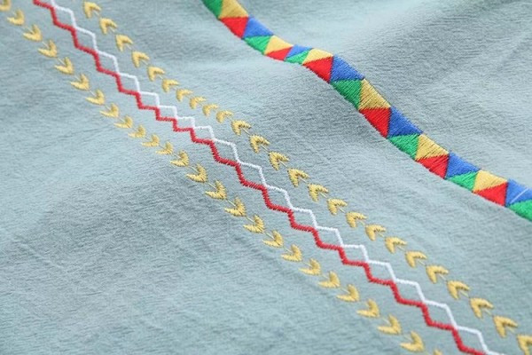 Moodne naiste komplekt tikandi ja ovaalse kaelusega