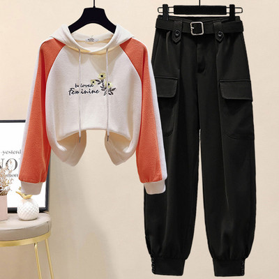 Sportlik ja vabaaja naiste komplekt kapuutsiga pluusist ja taskutega pükstest