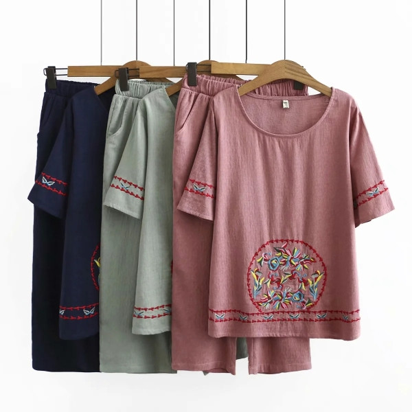 Naiste vabaaja komplekt taskute ja tikanditega