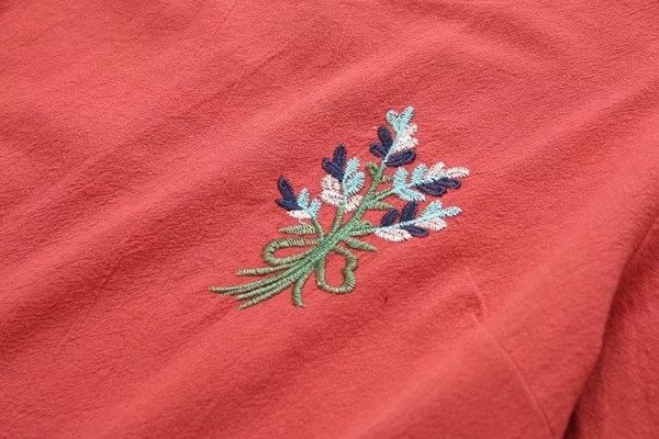 Kolmes värvitoonis tikandiga igapäevane naiste komplekt