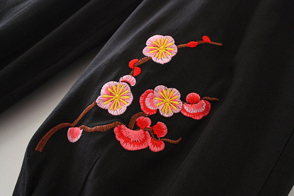 Kolmes värvitoonis tikandiga igapäevane naiste komplekt