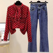 Moodne naiste komplekt kaheosalisest täppidega särgist ja teksadest