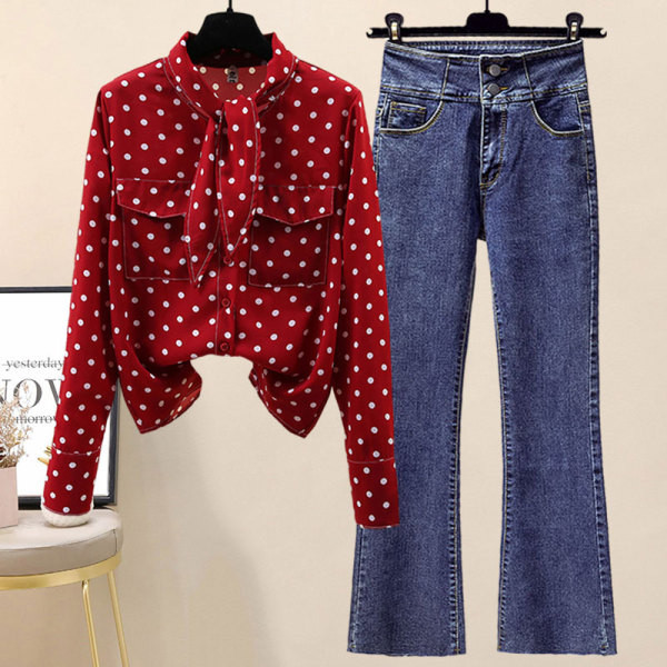 Moodne naiste komplekt kaheosalisest täppidega särgist ja teksadest