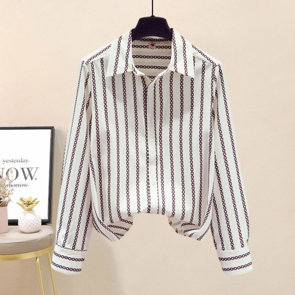 Valge triibulise särgi ja teksade komplekt