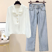 Комплект от риза в бял цвят с перли и дънки