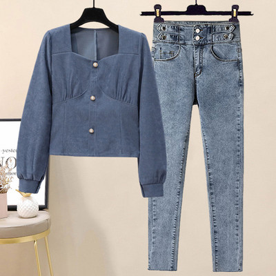 Moodne naiste pärlitega pluus ja pikad teksad