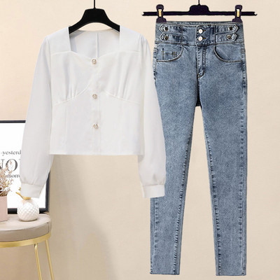 Moodne naiste pärlitega pluus ja pikad teksad