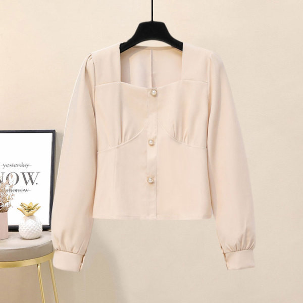 Moodne naiste pärlitega pluus ja pikad teksad