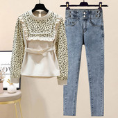 Пролетен сет - блуза от тънко плетиво с къдри и дънки