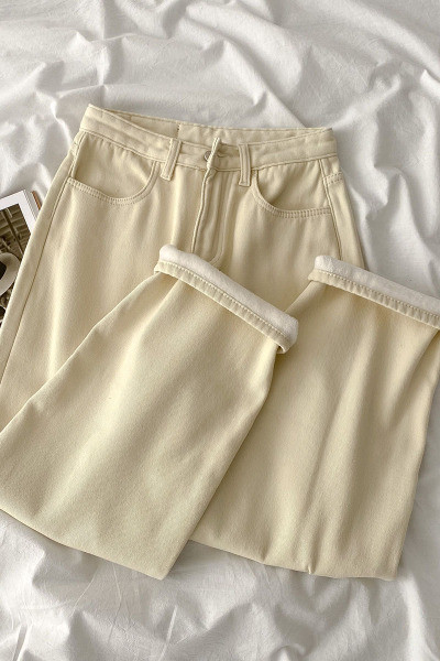 Novi model ženskih traperica u bež boji