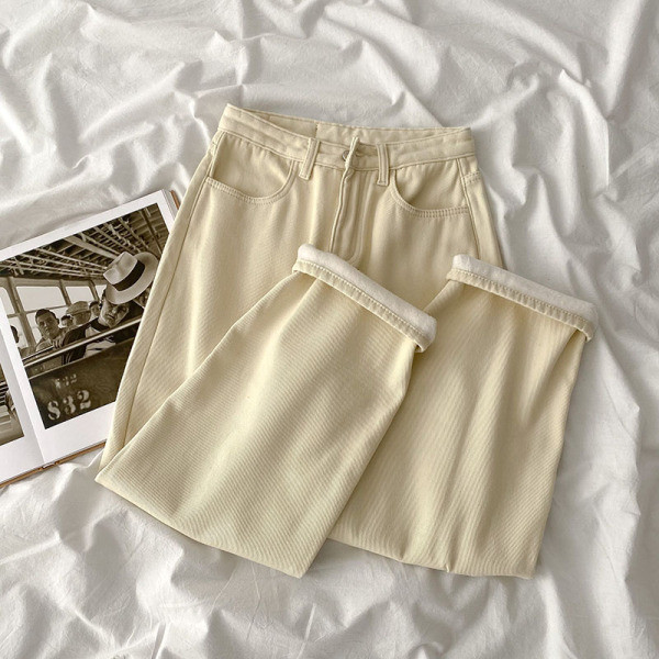 Novi model ženskih traperica u bež boji