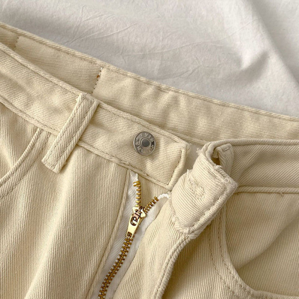 Novi model ženskih traperica u bež boji