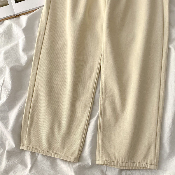 Novi model ženskih traperica u bež boji